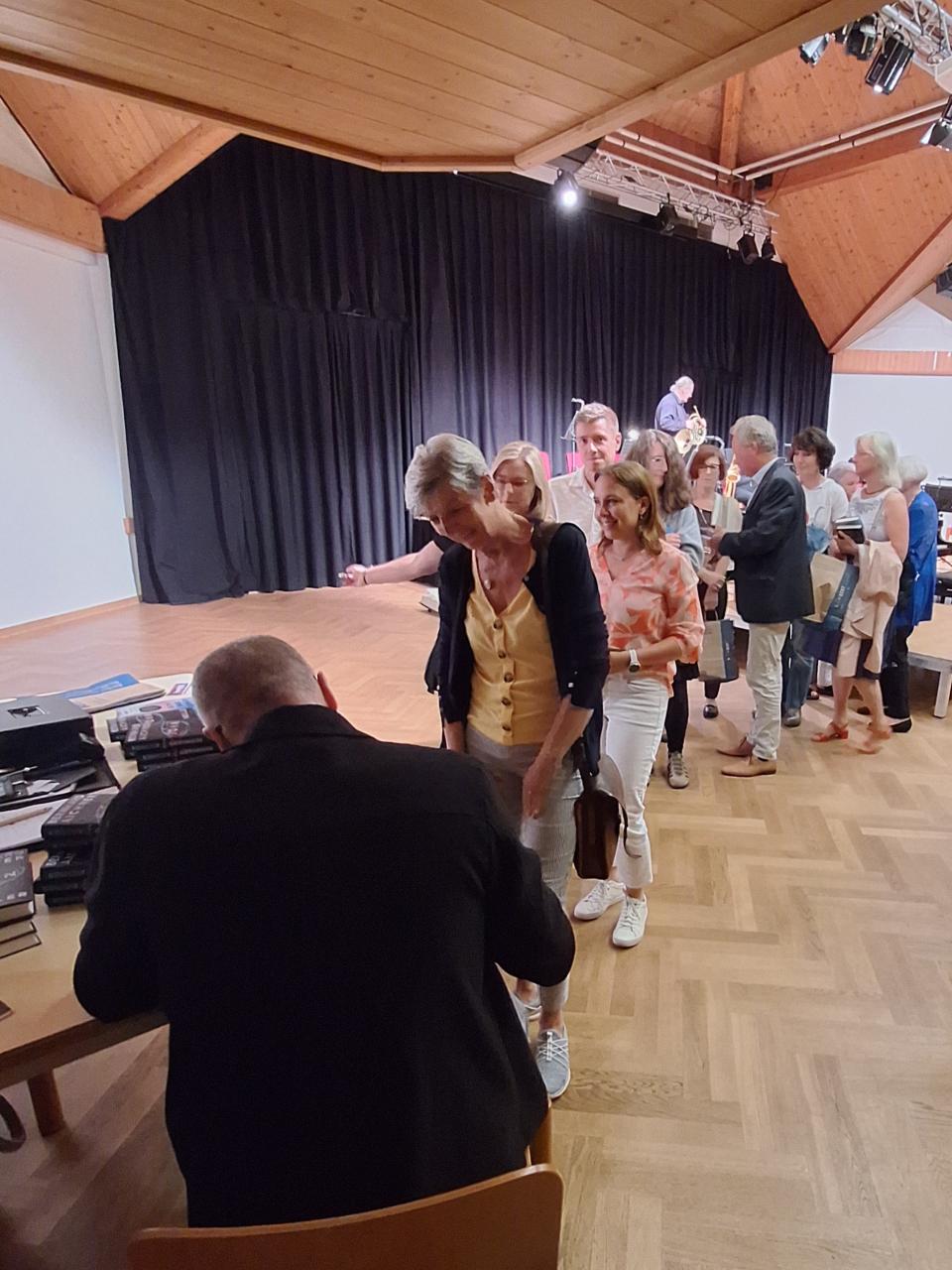 Aichner signiert 02